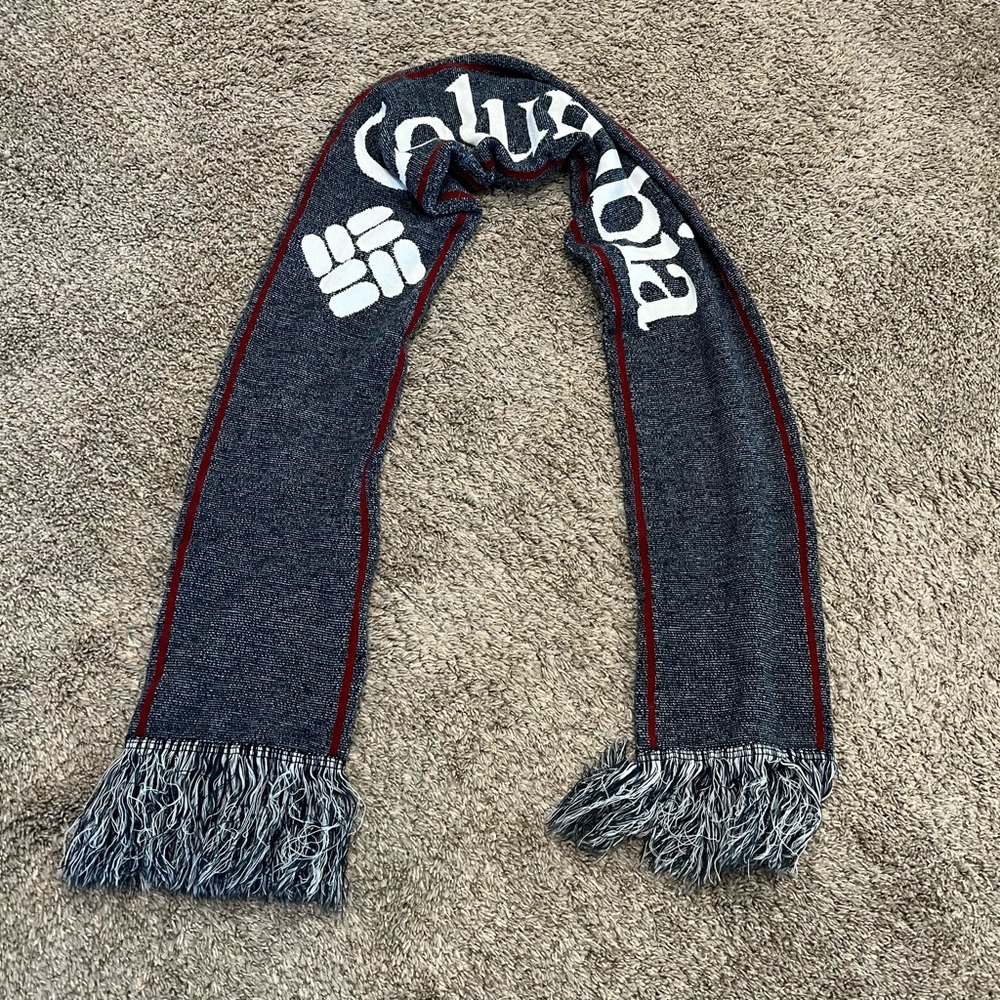 Columbia knit scarf in gray and white with a trim and fringe details